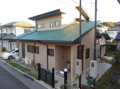 施工前の全景となります。 塗装する部分は全て高圧洗浄をかけます。