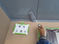 軒天 上塗り施工中となります。