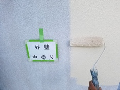 外壁 中塗り施工中となります。