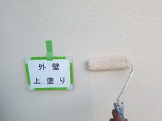外壁 上塗り施工中となります。