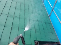 屋根 高圧洗浄中となります。