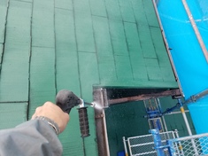 樋の中 高圧洗浄中となります。 樋の中は蓄積された汚れがありますので綺麗に流します。