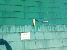 屋根 下塗り施工中となります。