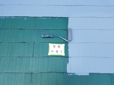 屋根 中塗り施工中となります。