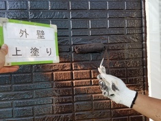 外壁塗装 上塗り施工中