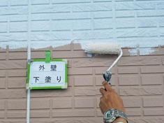 外壁塗装 下塗り施工中