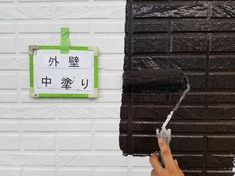 外壁塗装 中塗り施工中