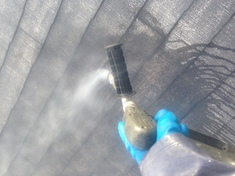 屋根の高圧洗浄作業です。 隅々まで洗浄してから、次の工程に進みます。