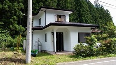 勝手口の方も、外壁のサイディングが随分と痛んでいましたので一部交換を致しました。