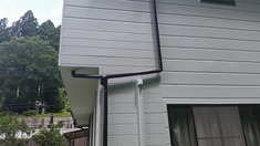 外壁サイディング交換、塗装後 朽ちてしまっていて塗装が不能になってしまった部分を類似品のサイディングを貼り直し塗装を致しました。