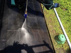 屋根高圧洗浄 コロニアルの洗浄時には割れたりしている箇所に気付かづコロニアルを水圧でとばしてしまわないように注意しながら洗浄します。