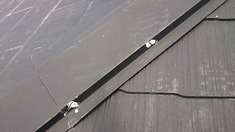 屋根板金部位コーキング 釘が抜けてしまっている箇所はその穴を埋めてしまい別の箇所から釘を打ち止めてコーキングします。