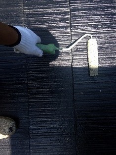 屋根下塗り塗装 プライマーを塗装していきます。この時の注意点は、以前塗装した塗膜との相性が悪いとリフティングをおこしたり、密着不良を起こしたりしますので注意が必要です。
