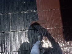 屋根上塗り塗装1回目 いよいよ色をつけていきます。この作業をもう一度行います。