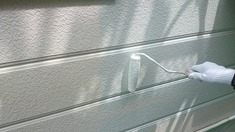 外壁上塗り塗装1回目 上塗り一回目です。グレーっぽいクリームという感じの色合いです。