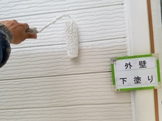 外壁塗装サイディング部分 下塗り施工中