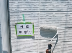 外壁塗装サイディング部分 中塗り施工中