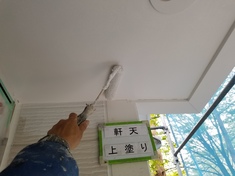 軒天 上塗り施工中