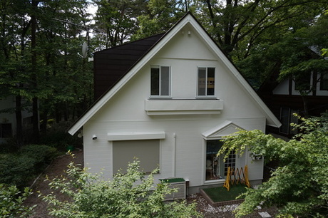 緑に囲まれた建物。白い外壁が際立ちますね。