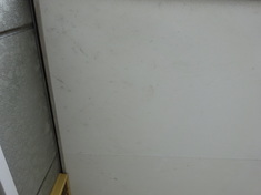 2階通路軒天 施工前 汚れの付着が見られます。