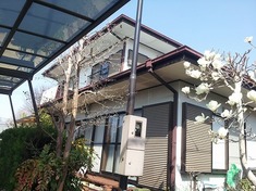 施工前全景 外壁のクラックや(ヒビ)等が多々見受けられました。チョーキングによる劣化も多数あり、屋根は劣化が進みすぎていて色が変色してしまっていました。