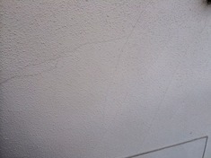 施工前外壁 クラックが多数ありました。場所によってはVカットさせて頂き、クラックを元から絶つ！という意味で処理させて頂きました。