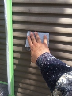 雨戸ケレン中 目粗しと、付着物の除去両方の意味合いがあります。
