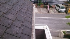 屋根塗装 施工前 軒先の屋根もずれているような箇所がみうけられました。