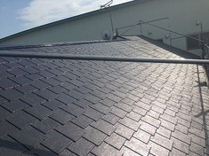 屋根塗装 施工後 コケ、藻がビッチリ生えていた屋根がここまで綺麗になりました。割れている部分等は補修、交換を行いましたので雨漏れの心配もなくなりました。