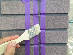 外壁塗装 メヂプライマー塗布 塗装工事を行う前に、メヂのコーキングを行う際に、最初にやる作業になります。