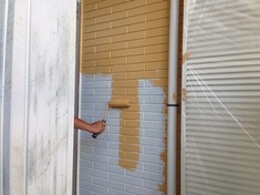外壁塗装 上塗り1回目 下塗り作業が完了したら上塗り塗装1回目を行っていきます。 これが終われば同じ作業で2回目を行っていきます。