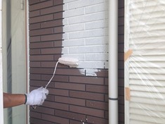 外壁塗装 下塗り中 サイディングの下塗り塗装になります。屋根の下塗りと同様でこの作業時に丁寧に施工を行わないと数年後塗装は剥がれ、塗装しなければよかったという事になりかねません。