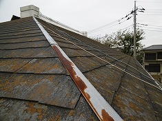 屋根塗装前 全景 サビもかなり出ているような状態です。