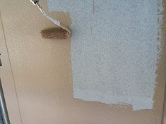 外壁塗装中 下塗りが終わり、中塗りの最中になります。