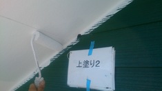 軒天 上塗り2回目塗装中