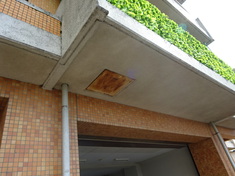 施工前 避難ハッチが錆びています。 また塗装部分へはコケ、藻が生えており、劣化が著しい状況です。