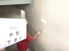 外壁　階段 下塗りとなります。 