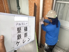 竪樋　鉄部 ケレン作業中となります。