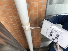竪樋　鉄部 下塗りとなります。