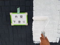 外壁塗装下塗り(黒い部分)