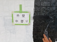 外壁塗装中塗り(黒い部分)