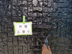 外壁塗装上塗り(黒い部分)