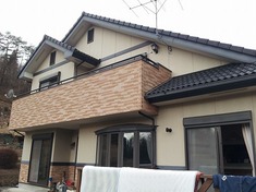 施工前外壁状況 外壁は少々のチョーキング程度でしたが、コーキングが完全に劣化し亀裂の入っている状況でした。