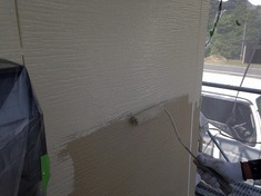 外壁中塗り塗装中です。 下塗りが終わったら上塗りを塗装していきます。下塗りは透明でしたが、上塗りを塗装する場合は色がついているのでどんどん変わりゆく姿がみれます。