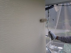 外壁上塗り塗装中です。 中塗りが終わったら上塗りを塗装していきます。中塗りと同じ作業内容ですが、2回目だから適当でいいや〜なんて施工してしまったら今まで丁寧に施工したのが全てパーになりますので最後まで手をぬかずに丁寧に工事していきます。