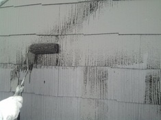 屋根上塗り施工中です。 かなり光沢がでてきました。塗装している側も気持ちがいいです。