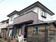 施工前全景 色落ちも目立ち全体的にくすんだ状態でした。