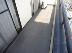 ベランダ防水塗装施工前 全体的に色落ちし、劣化していましたのでご提案させて頂きました。