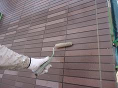 外壁下塗り塗装 下塗りの段階から細かい部分までしっかりと塗装していきます。