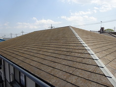 屋根塗装施工前 全体的に劣化してきている状態です。
